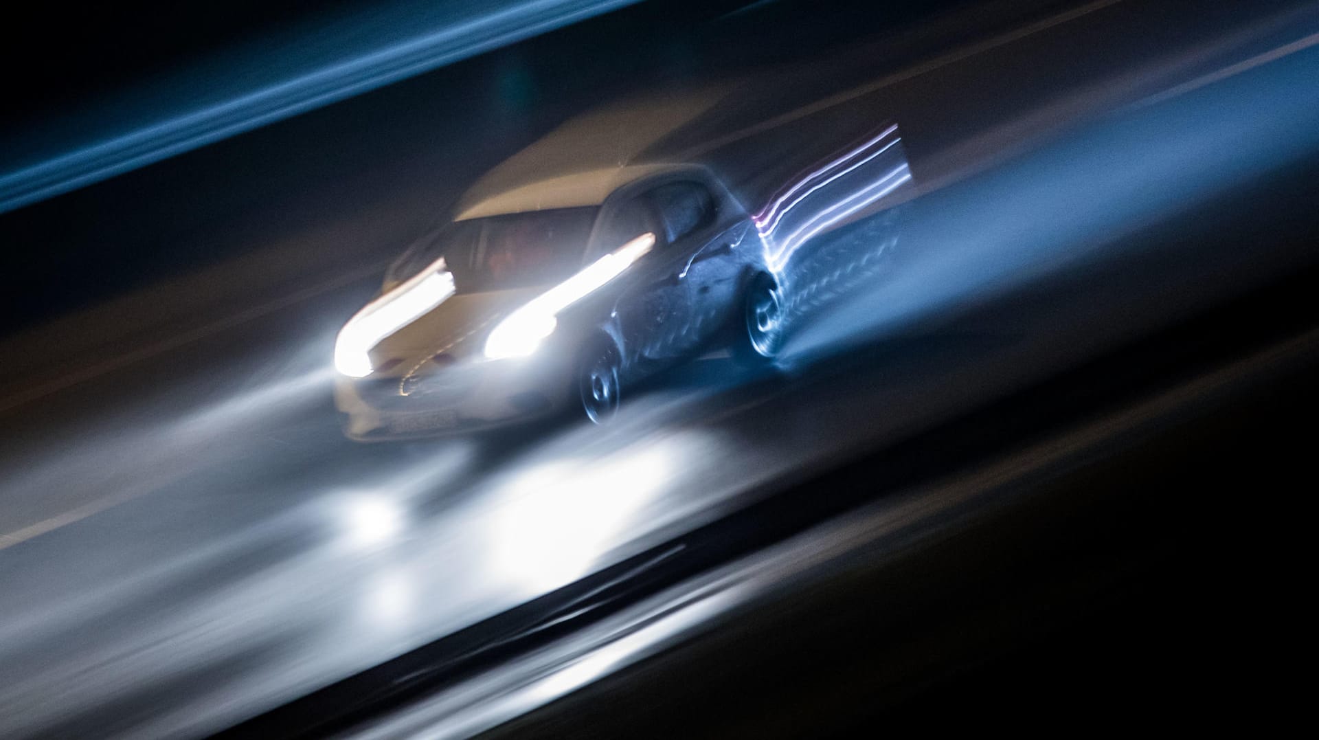Später stellte sich heraus, dass der Raser keinen Führerschein hatte. Später stellte sich heraus, dass der Raser keinen Führerschein hatte.