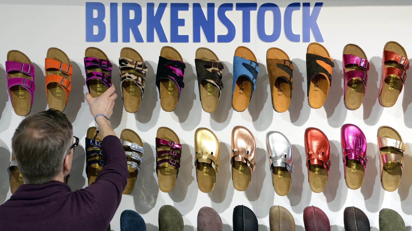 Zu viele Produktfälschungen: Der Sandalen-Hersteller Birkenstock stellt sich gegen den Handelskonzern Amazon.