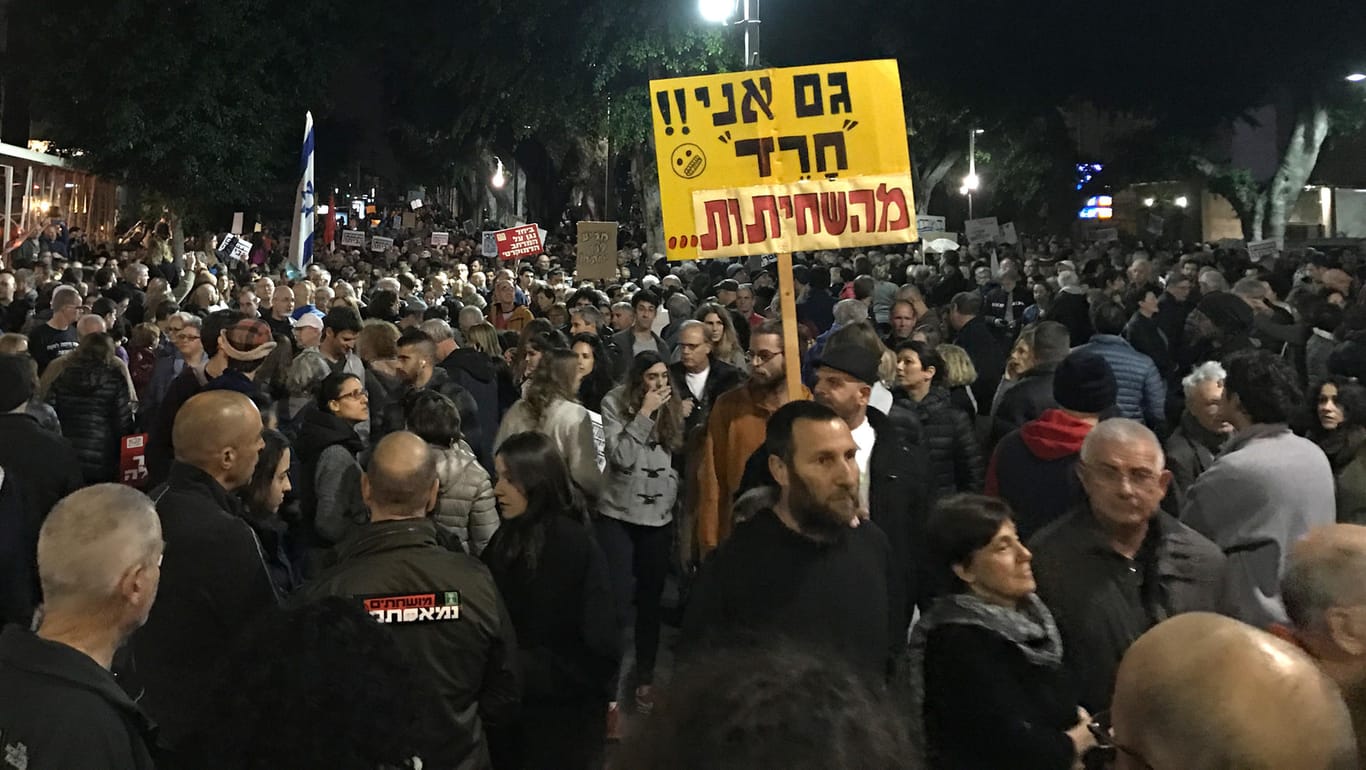 Ein Demonstrant hält ein Schild mit dem Spruch "Auch ich habe Angst vor der Korruption" in die Höhe. Netanjahu wird Korruption vorgeworfen.