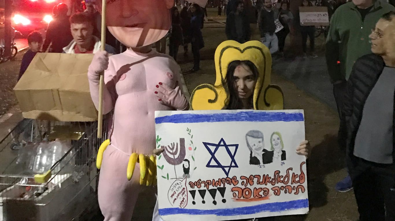 Mit einem "Marsch der Schande" fordertn Demonstranten den Rücktritt des israelischen Ministerpräsidenten. Netanjahu wird Korruption vorgeworfen.