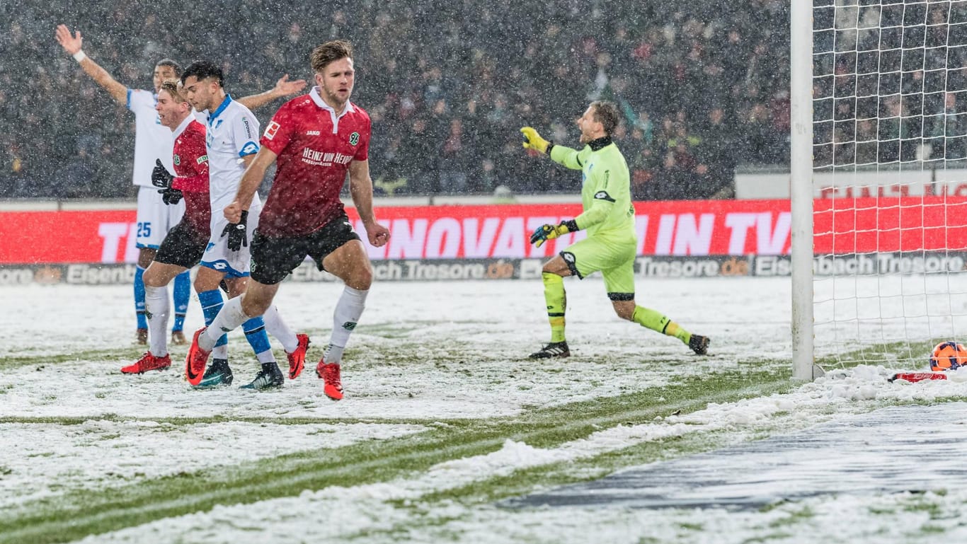 Niclas Füllkrug (rot) bejubelt seinen Treffer zum 1:0.