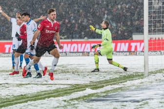 Niclas Füllkrug (rot) bejubelt seinen Treffer zum 1:0.