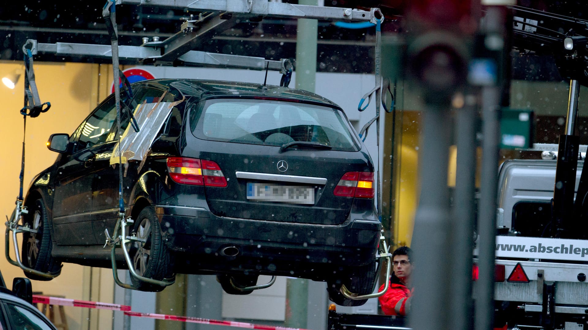 Ein Abschleppdienst transportiert einen schwarzen Mercedes ab.