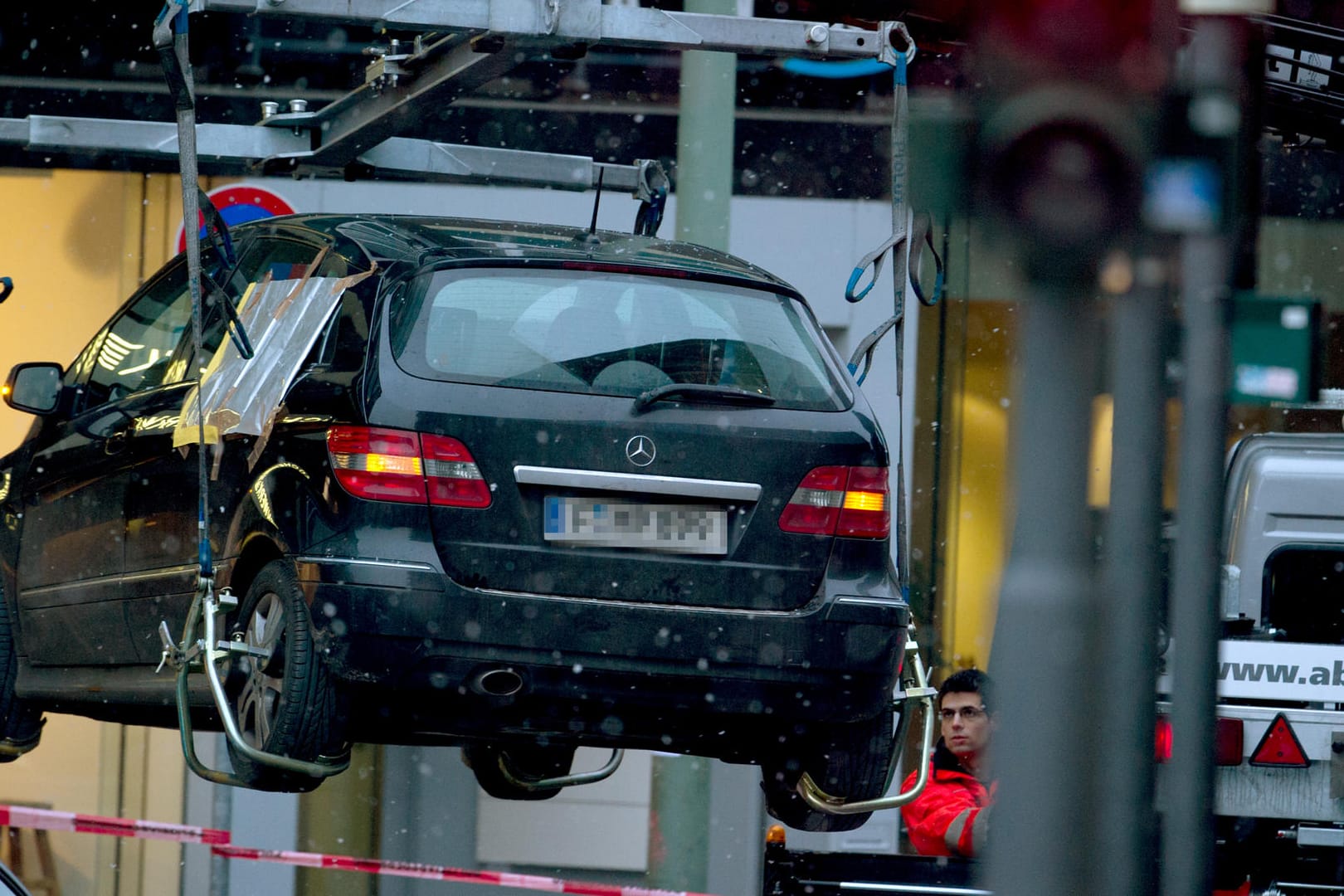 Ein Abschleppdienst transportiert einen schwarzen Mercedes ab.