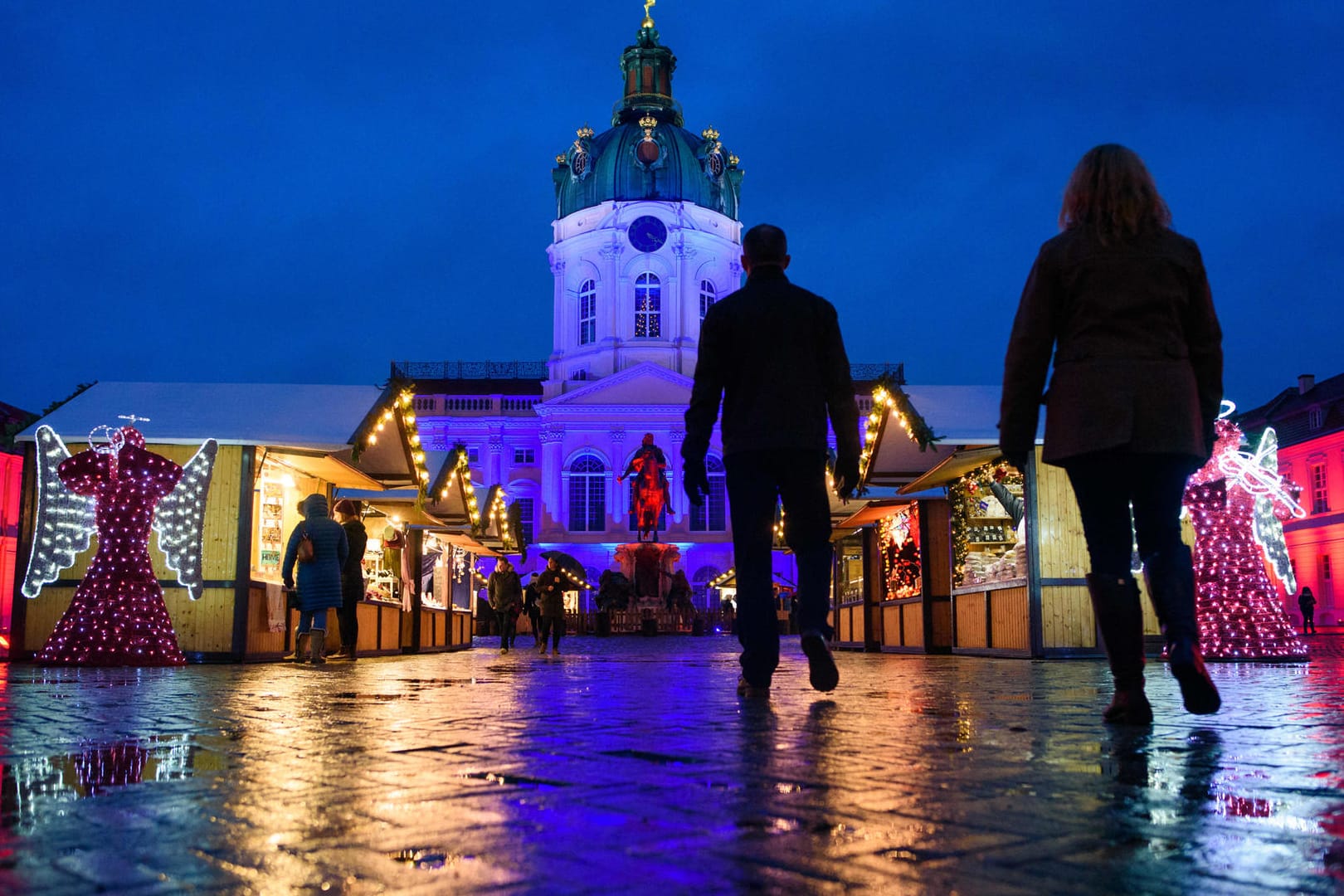 In einer Tiefgarage nahe des Weihnachtsmarktes am Schloss Charlottenburg hat die Polizei 200 Schuss Munition gefunden. Zur Zeit wird nicht von einem möglichen Anschlag ausgegangen.