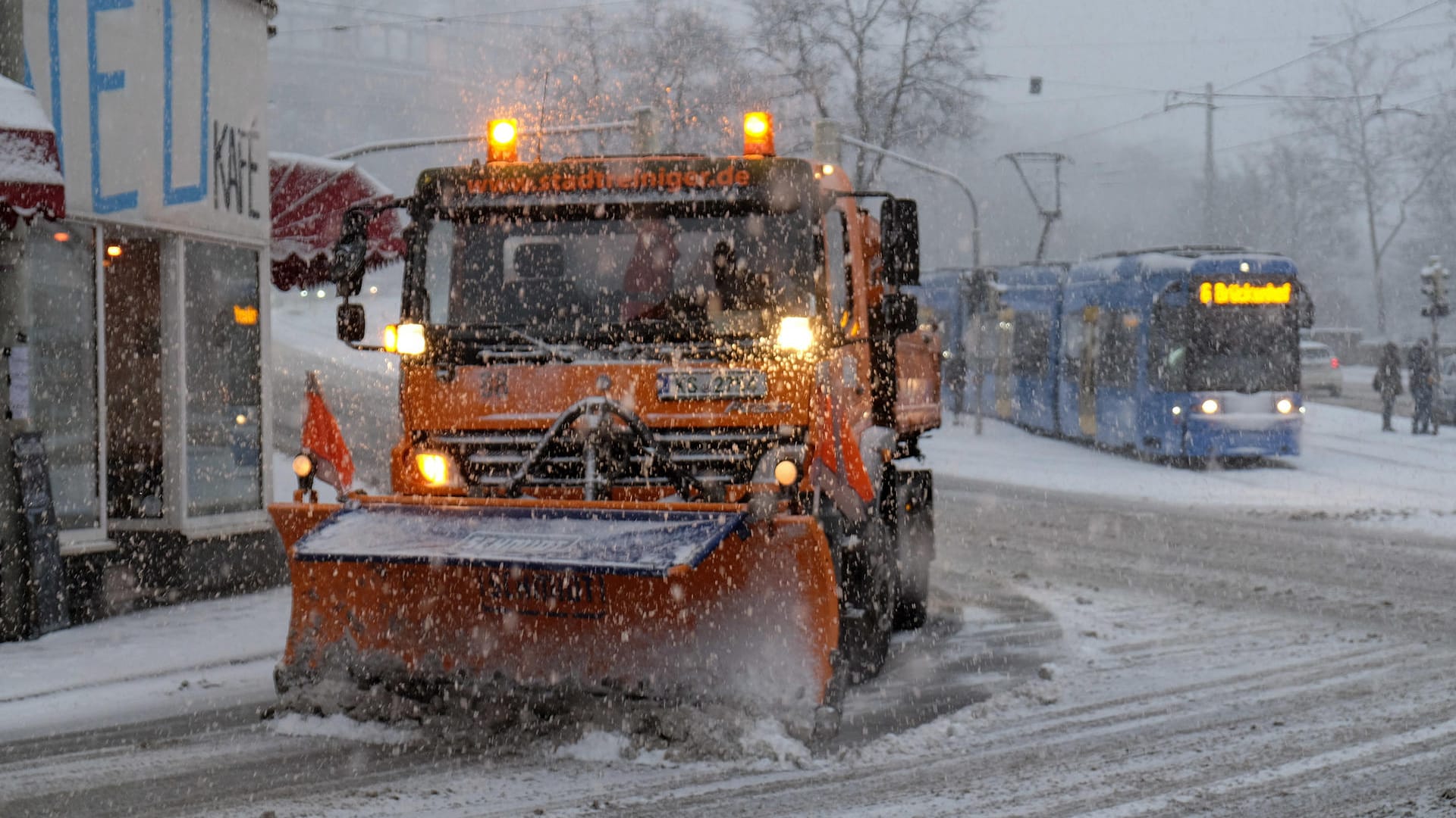Schnee in Kassel: Vielerorts waren die Winterdienste im Dauereinsatz.