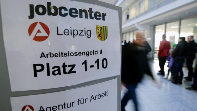 Viele befristet Beschäftigte müssen sich Jahr für Jahr arbeitssuchend melden, da sie erst kurzfristig erfahren, ob ihnen ein neuer Arbeitsvertrag angeboten wird. Viele befristet Beschäftigte müssen sich Jahr für Jahr arbeitssuchend melden, da sie erst kurzfristig erfahren, ob ihnen ein neuer Arbeitsvertrag angeboten wird.