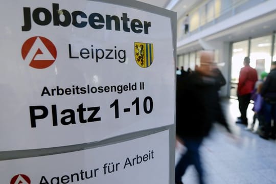 Viele befristet Beschäftigte müssen sich Jahr für Jahr arbeitssuchend melden, da sie erst kurzfristig erfahren, ob ihnen ein neuer Arbeitsvertrag angeboten wird.