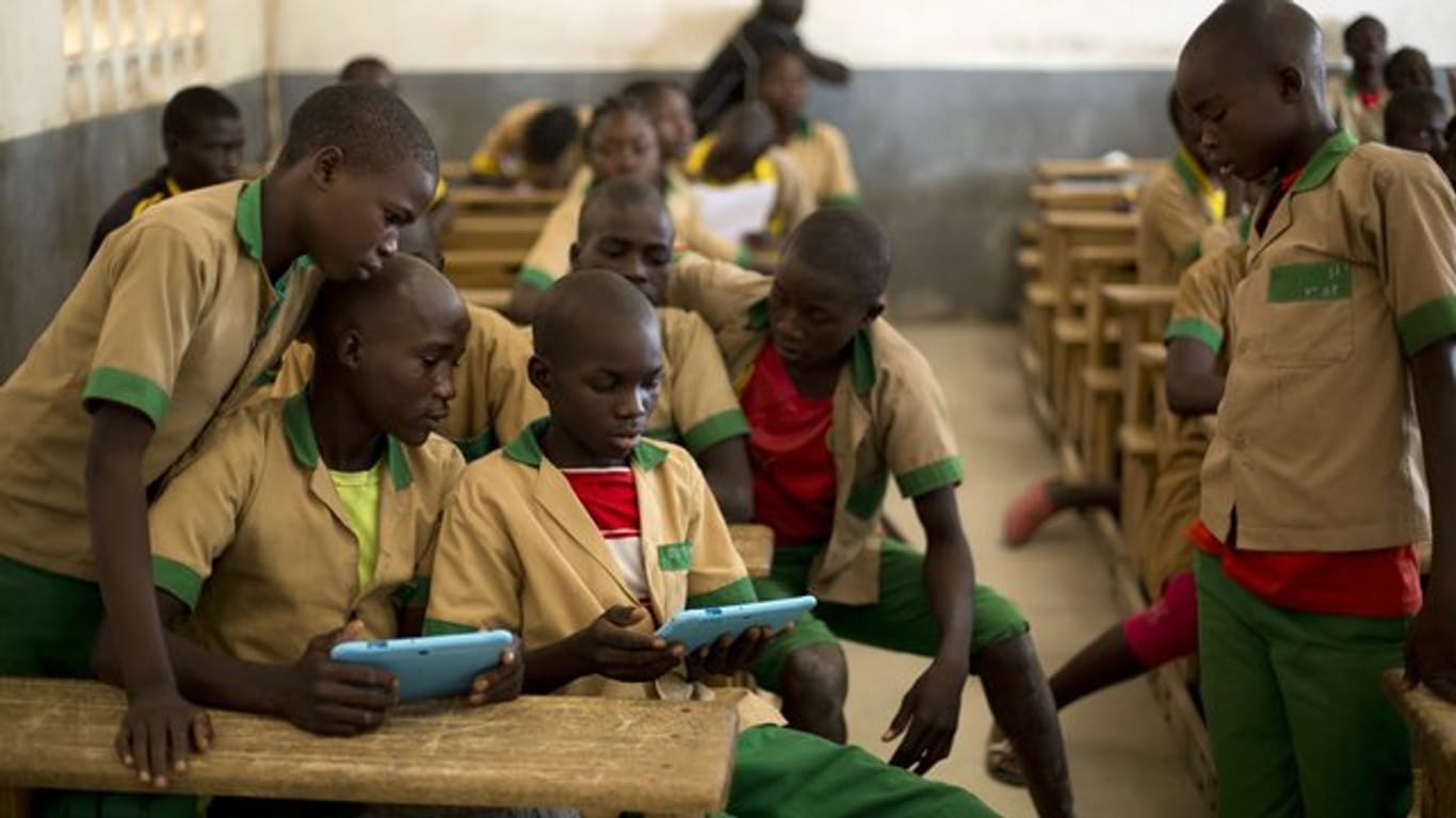 Schüler arbeiten in Baigai (Kamerun) mit Tablets.