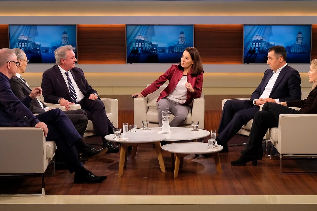 Die Runde am Sonntagabend bei Anne Will: v.l. ARD-Reporter Niemann, Historiker Wolffsohn, Außenminister Asselborn, Moderatorin Will, Grünen-Chef Özdemir, Schriftstellerin Dische