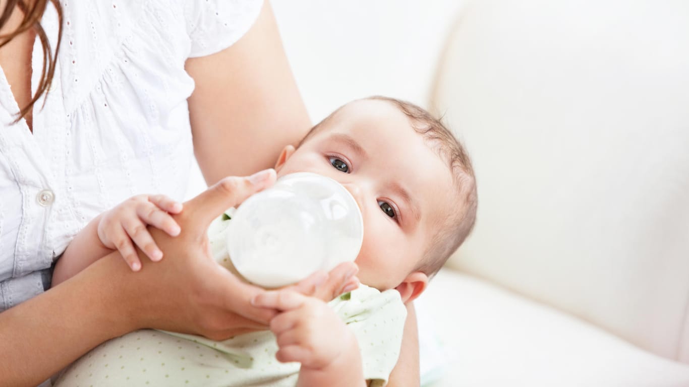 Nach der Erkrankung kleiner Kinder ruft der französische Molkereikonzern Lactalis weltweit Babymilchprodukte zurück.