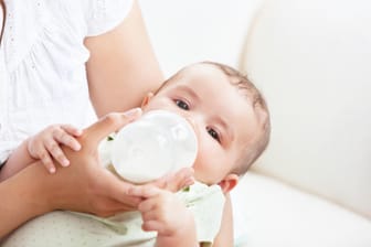 Nach der Erkrankung kleiner Kinder ruft der französische Molkereikonzern Lactalis weltweit Babymilchprodukte zurück.