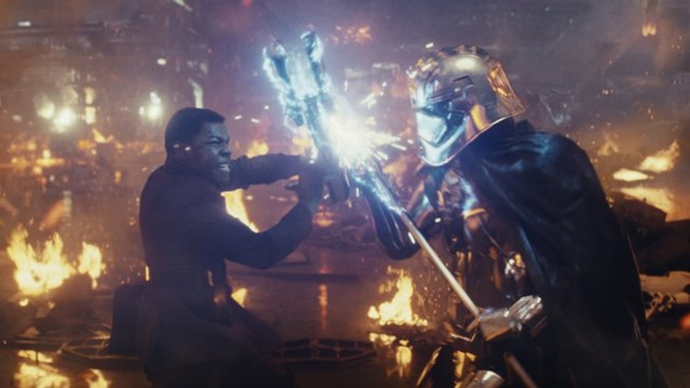 Finn (John Boyega) kämpft gegen Captain Phasma (Gwendoline Christie) - Szene aus dem neuen "Star Wars"-Film.