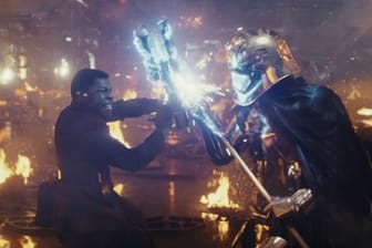 Finn (John Boyega) kämpft gegen Captain Phasma (Gwendoline Christie) - Szene aus dem neuen "Star Wars"-Film.