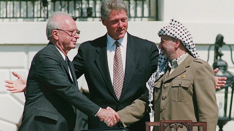 13. September 1993: In Washington geben sich Jitzchak Rabin und Jassir Arafat die Hand.