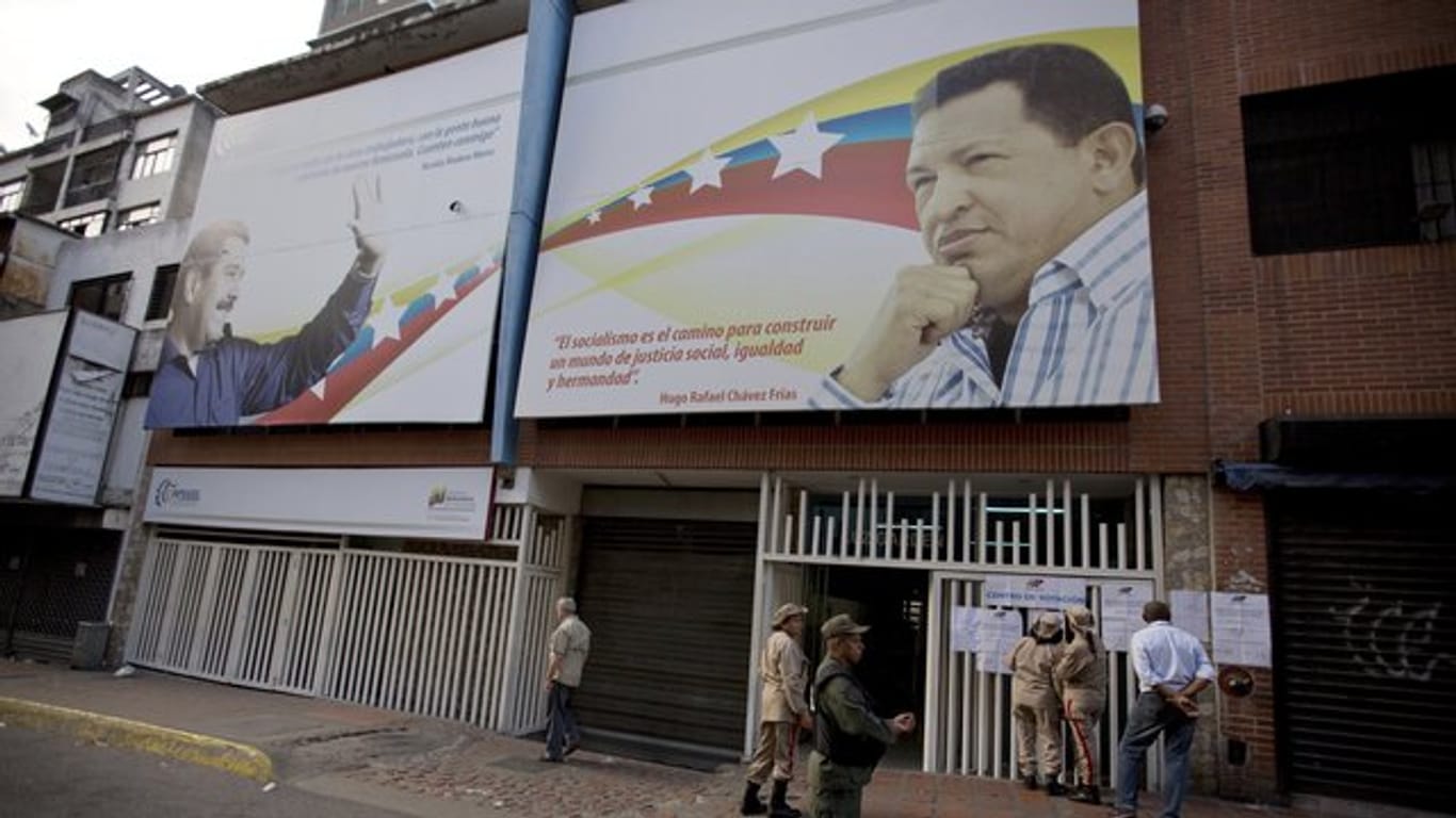 Ein Plakat mit dem Abbild von Maduro vor einem Wahllokal während der Kommunalwahlen in Caracas.