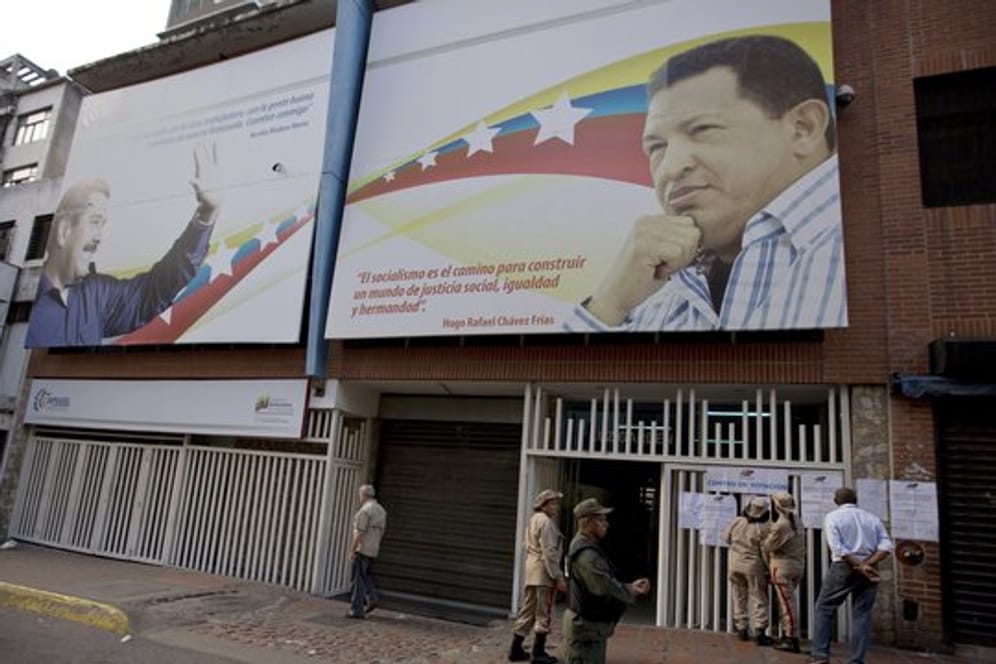 Ein Plakat mit dem Abbild von Maduro vor einem Wahllokal während der Kommunalwahlen in Caracas.