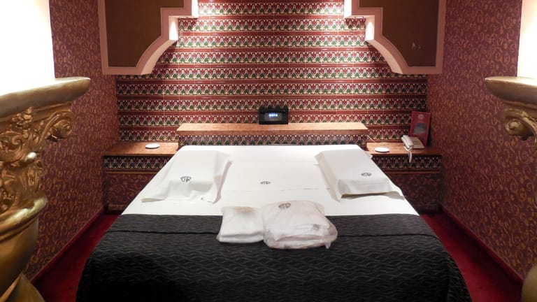 Bett in einem Hotelzimmer: Seit dem 17. Januar 2017 ist Sex in einem Stundenhotel steuerfrei. (Symbolfoto)