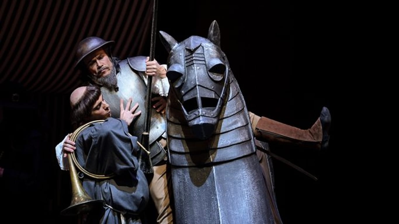 Carsten Jung als Don Quixote (oben) und Nicolas Gläsmann als Sancho Pansa in Hamburg auf der Bühne der Staatsoper.