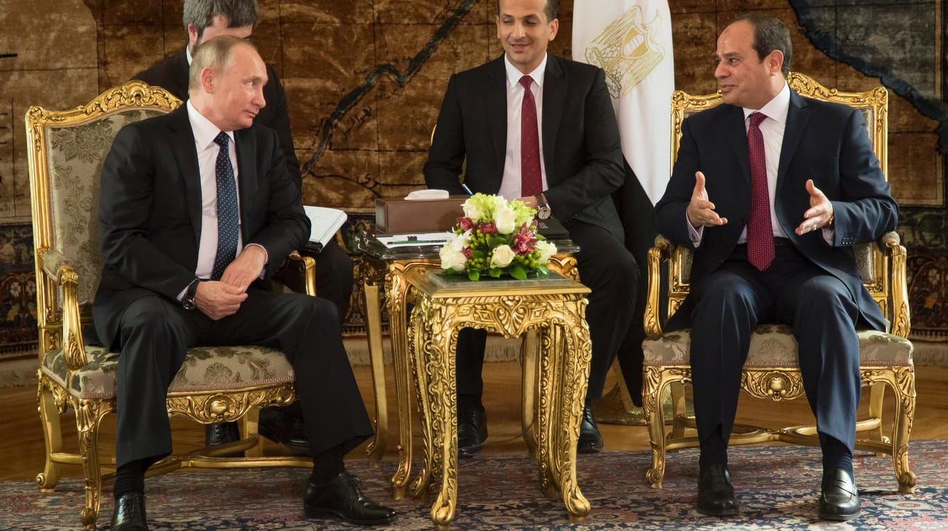 Putin in Kairo: Mit dem ägyptischen Präsidenten Abdel Fattah al-Sisi beriet er u.a. über die Lage in Syrien.