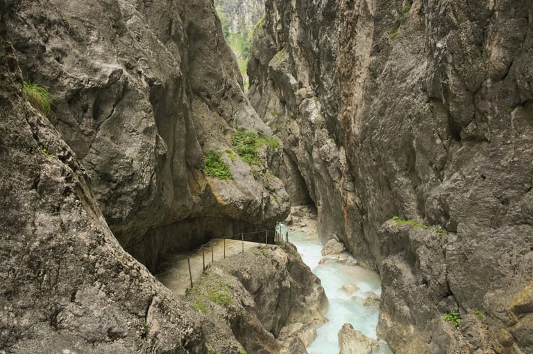 Ursprüngliche Natur und tosende Wasserfälle bietet die Höllentalklamm am Fuße der Zugspitze.