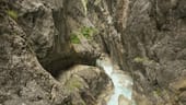 Ursprüngliche Natur und tosende Wasserfälle bietet die Höllentalklamm am Fuße der Zugspitze.