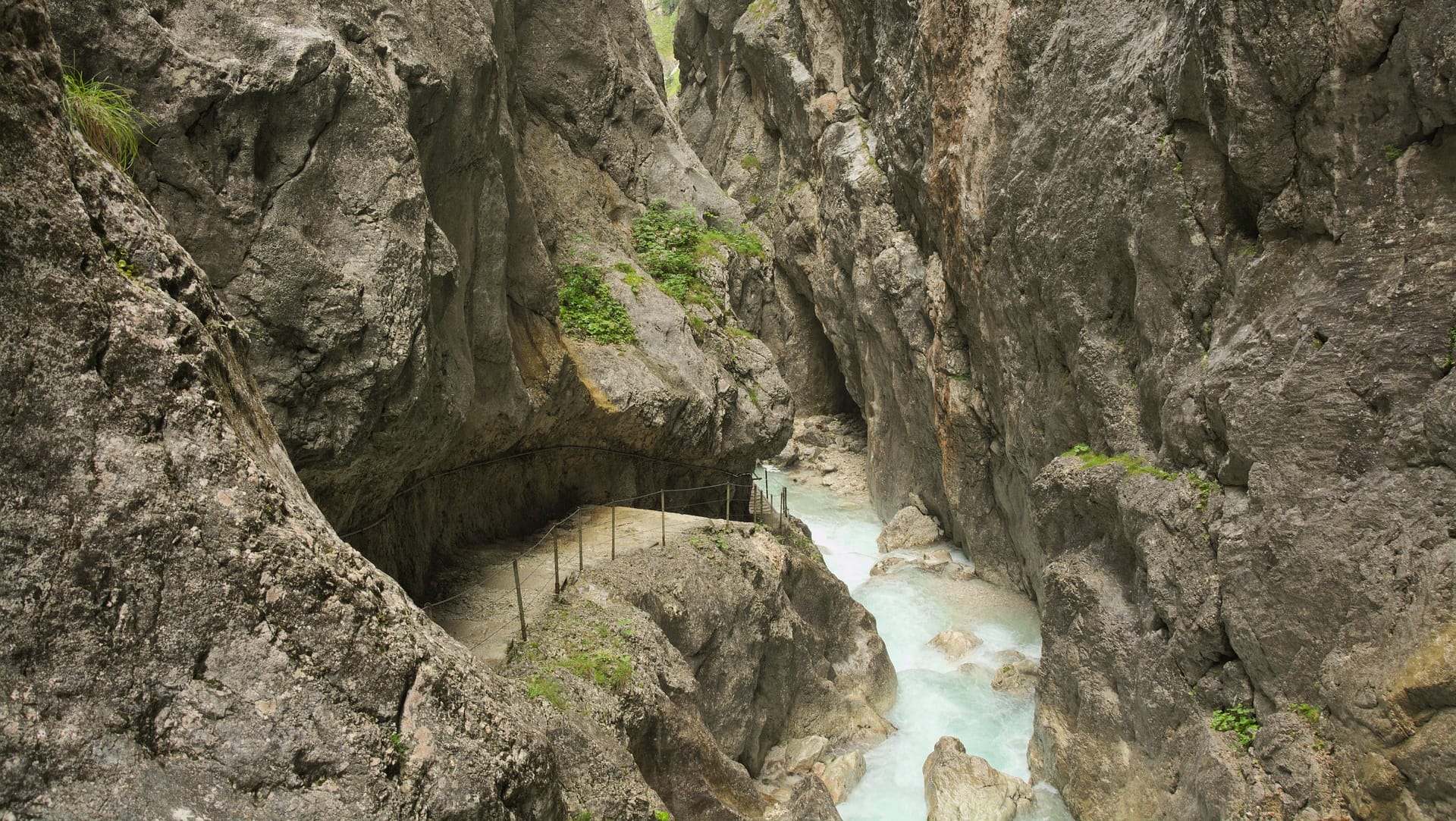 Ursprüngliche Natur und tosende Wasserfälle bietet die Höllentalklamm am Fuße der Zugspitze.