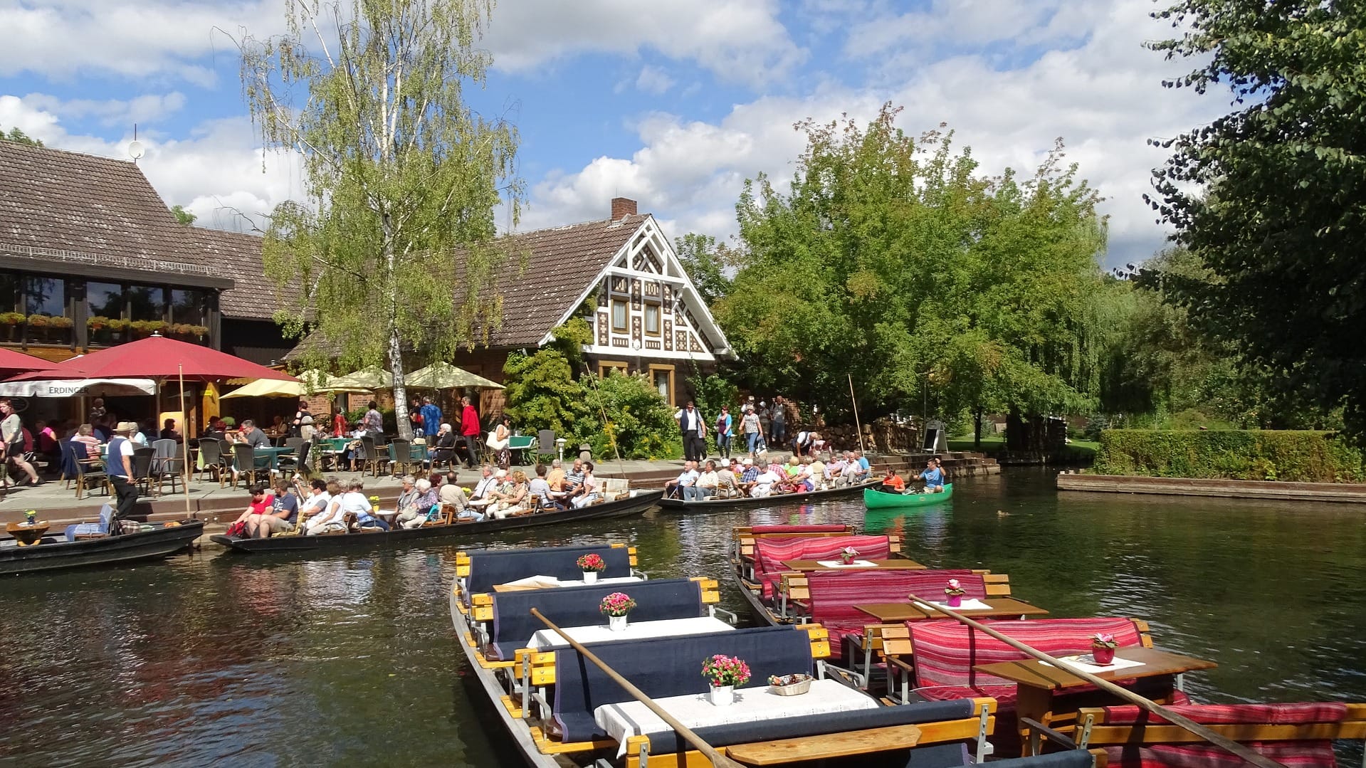 Eine Kanutour auf den angelegten Kanälen gehört für die meisten Touristen im Spreewald dazu.