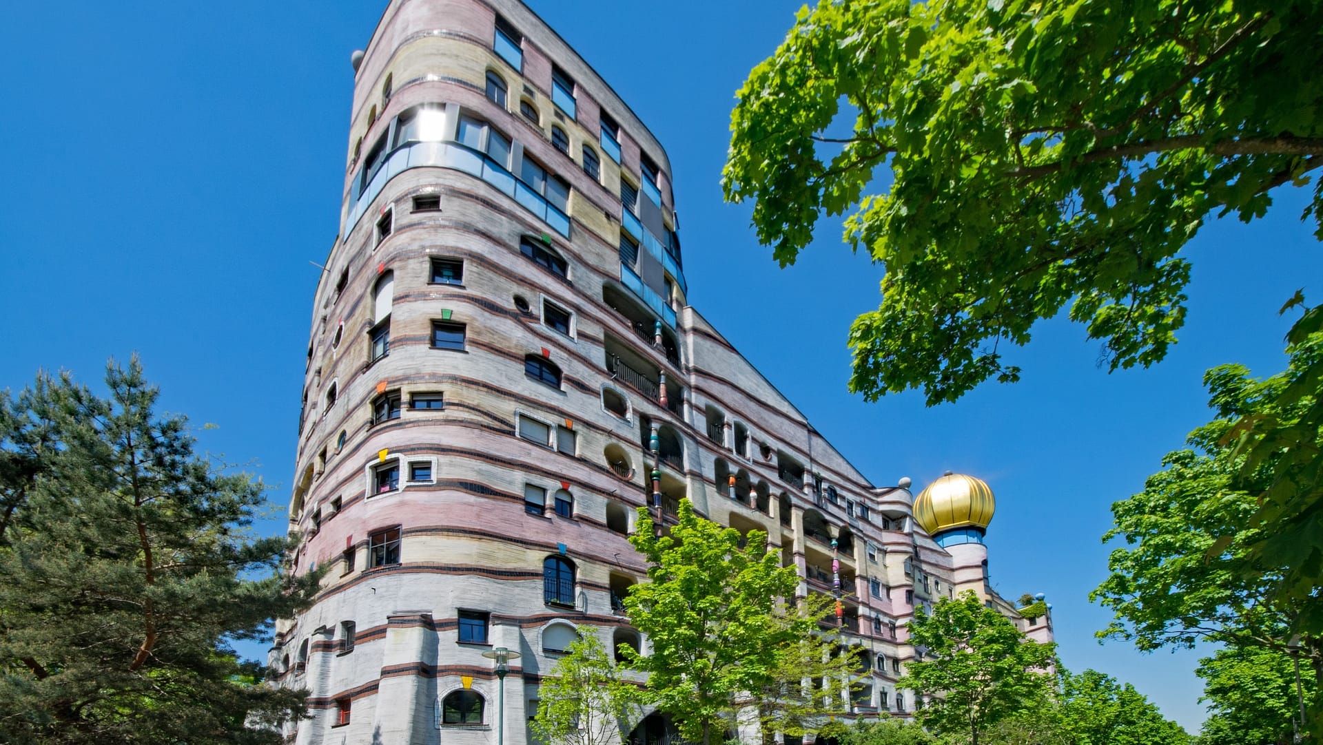 Die unregelmäßige Architektur des Wohnobjekts "Waldspirale".