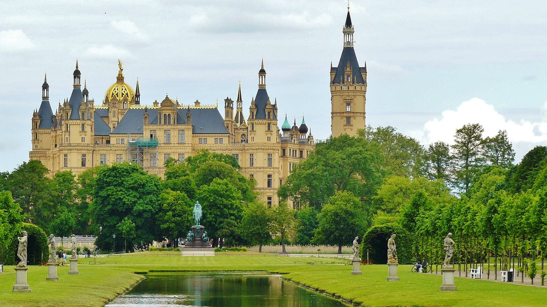 Als würde Dornröschen darin wohnen: märchenhaftes Schloss Schwerin.