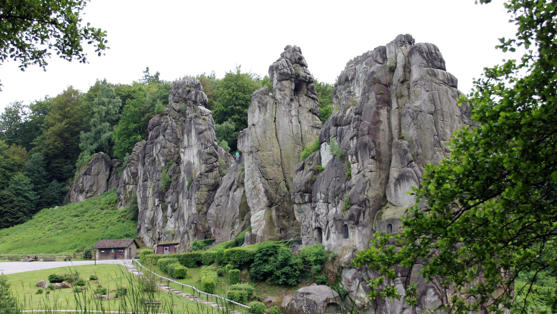 Die Externsteine am Rande des Städtchens Horn-Bad Meinberg.