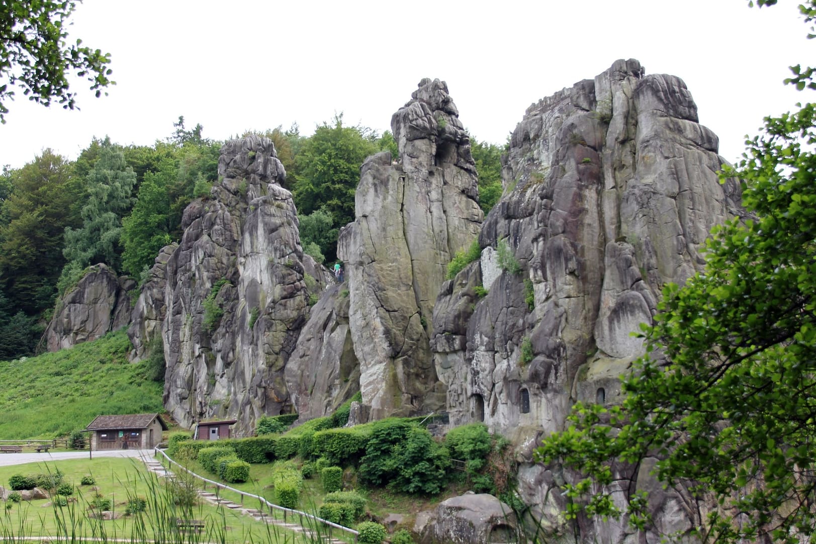 Die Externsteine am Rande des Städtchens Horn-Bad Meinberg.