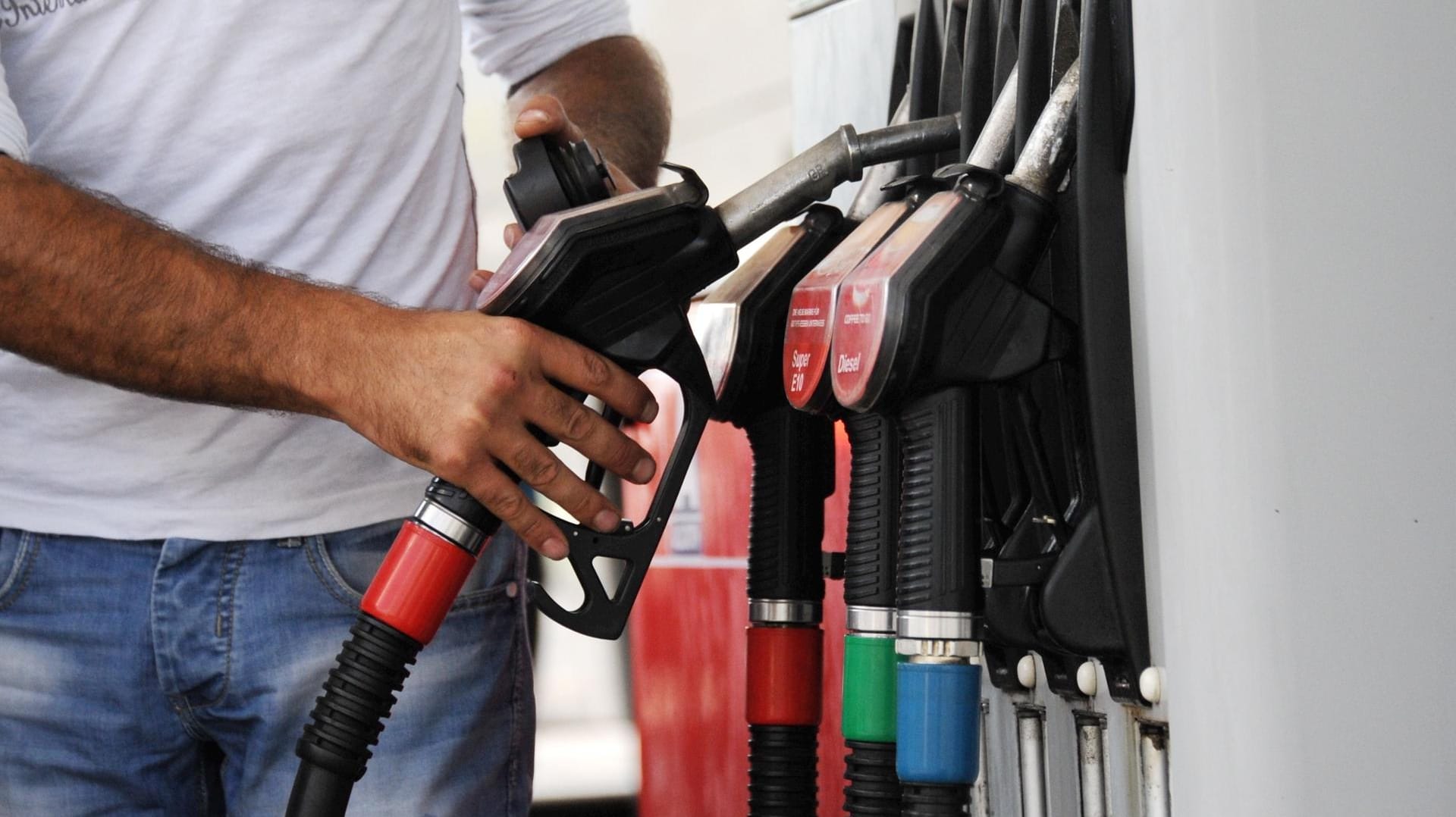 Diskussion um Diesel-Subventionen: Ein Mann an der Zapfsäule einer Tankstelle.