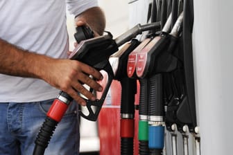 Diskussion um Diesel-Subventionen: Ein Mann an der Zapfsäule einer Tankstelle.