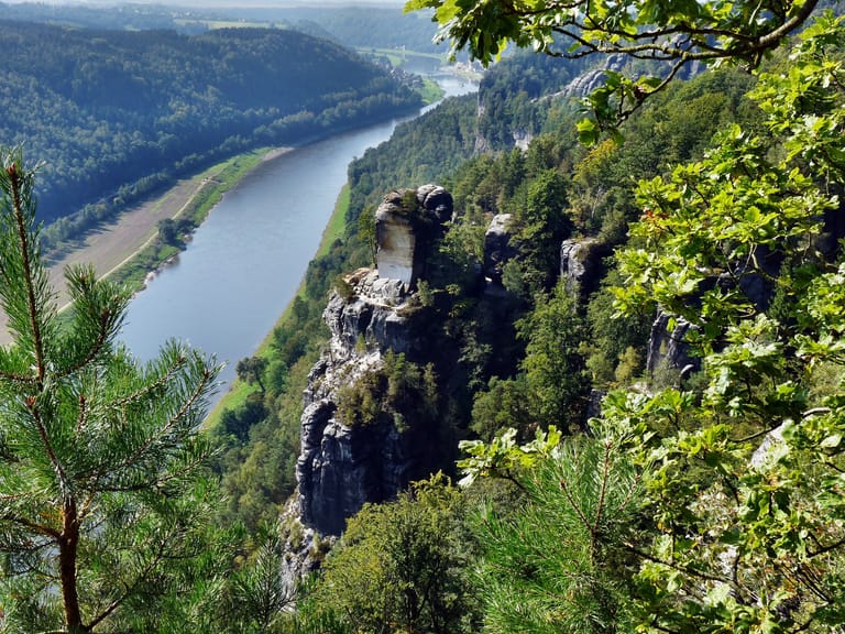 Die Elbe tief unten im Tal. Zu den beliebtesten Ausflugszielen in Deutschland zählt die Sächsische Schweiz.