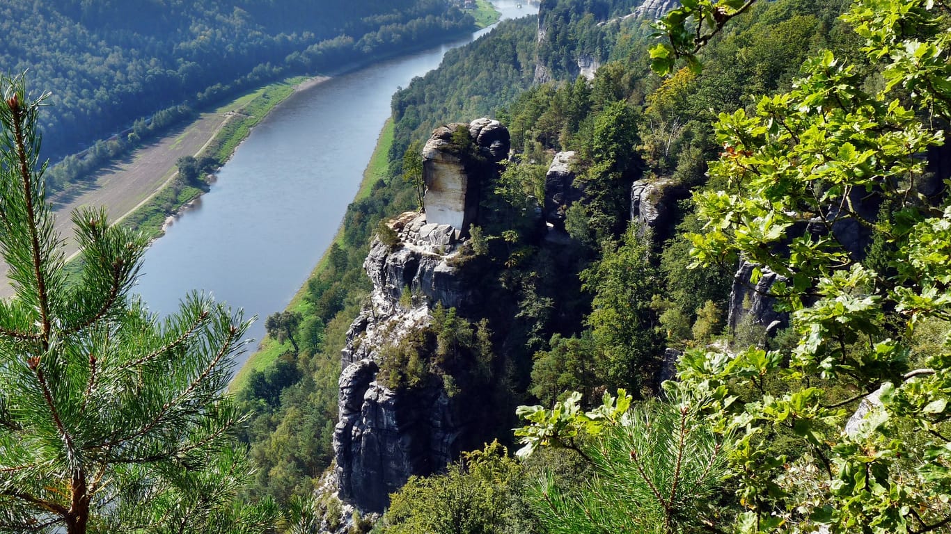 Die Elbe tief unten im Tal. Zu den beliebtesten Ausflugszielen in Deutschland zählt die Sächsische Schweiz.
