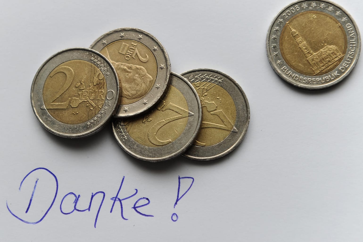 Geld auf einem Zettel mit dem Schriftzug "Danke!": Trinkgeld ist die freiwillige Leistung eines Gastes. Auch auf Kreuzfahrten müssen Reisende daher selbst entscheiden können, ob sie es bezahlen oder nicht.