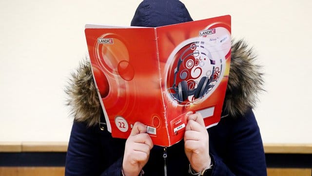 Die Mutter des zu Tode gequälten Säuglings muss für dreieinhalb Jahre ins Gefängnis. Die Mutter des zu Tode gequälten Säuglings muss für dreieinhalb Jahre ins Gefängnis.