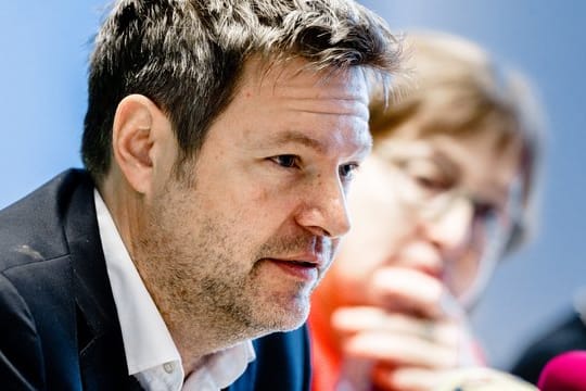 Robert Habeck äußert sich auf einer Pressekonferenz in Kiel zu seiner Kandidatur für den Bundesvorsitz der Partei.