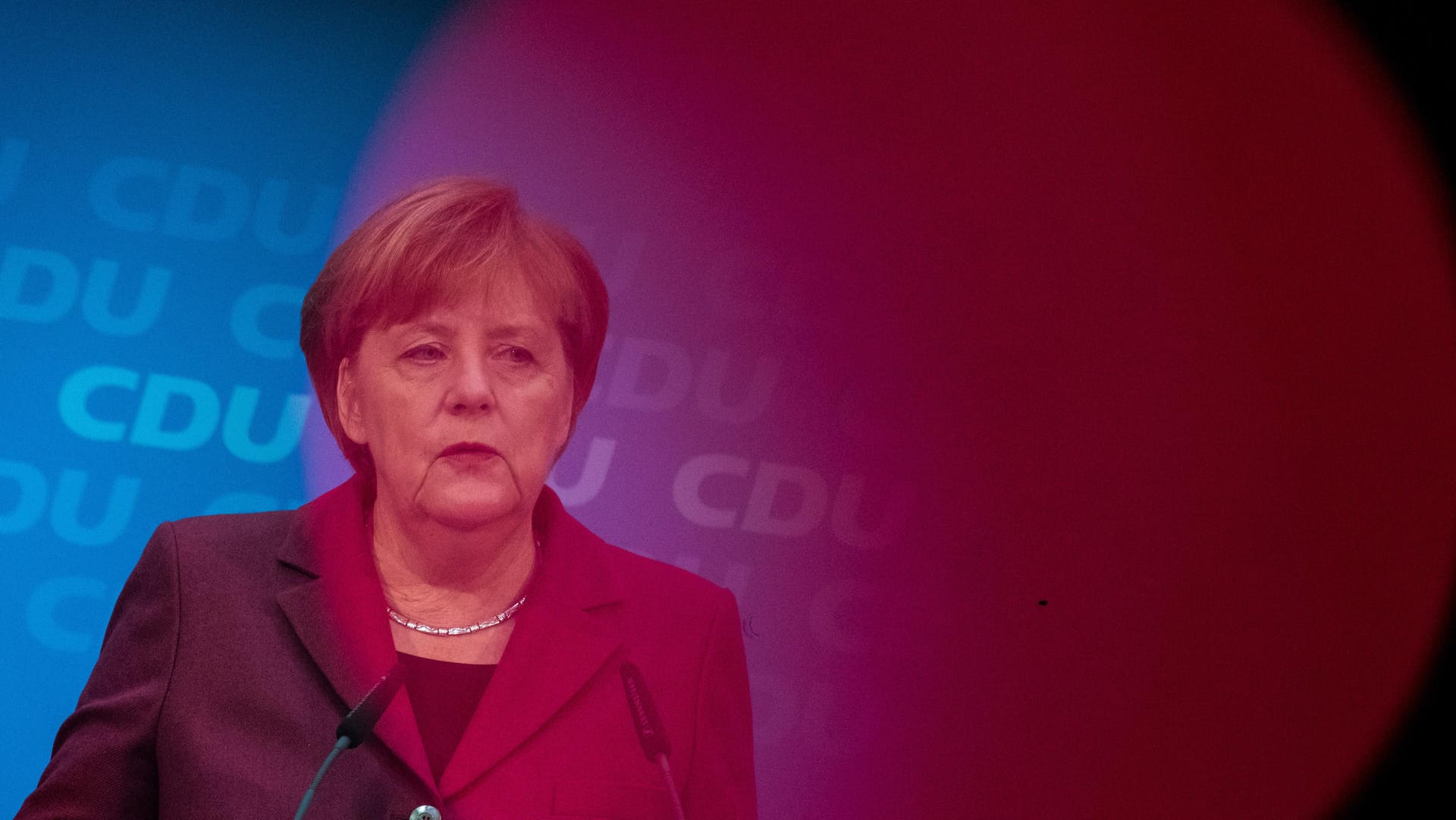 Bundeskanzlerin Angela Merkel mahnte am Montag nach einer CDU-Vorstandssitzung "zügige" Gespräche mit der SPD an. Bundeskanzlerin Angela Merkel mahnte am Montag nach einer CDU-Vorstandssitzung "zügige" Gespräche mit der SPD an.