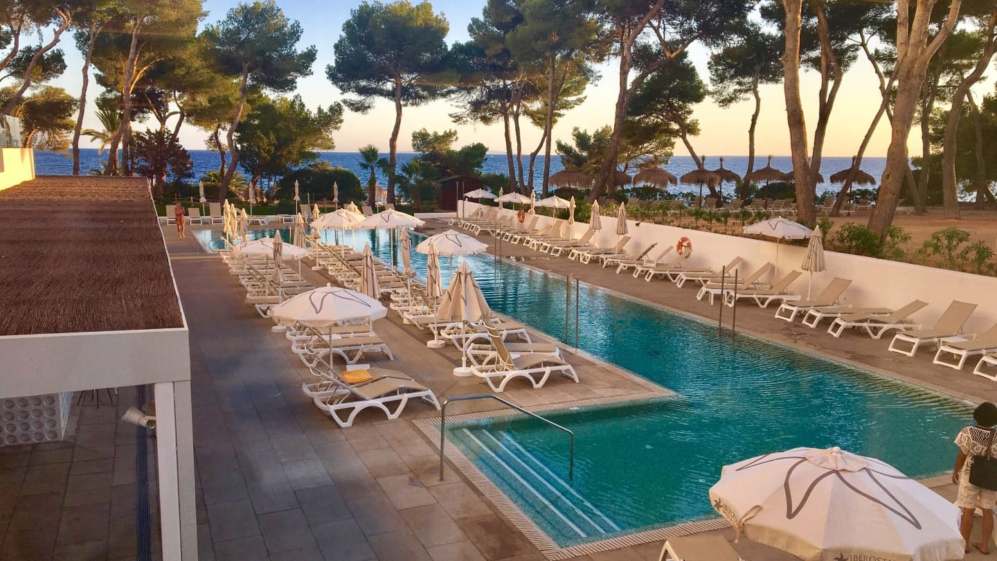 Im Iberostar Santa Eulalia auf Ibiza schätzen Erwachsene die Privatsphäre.