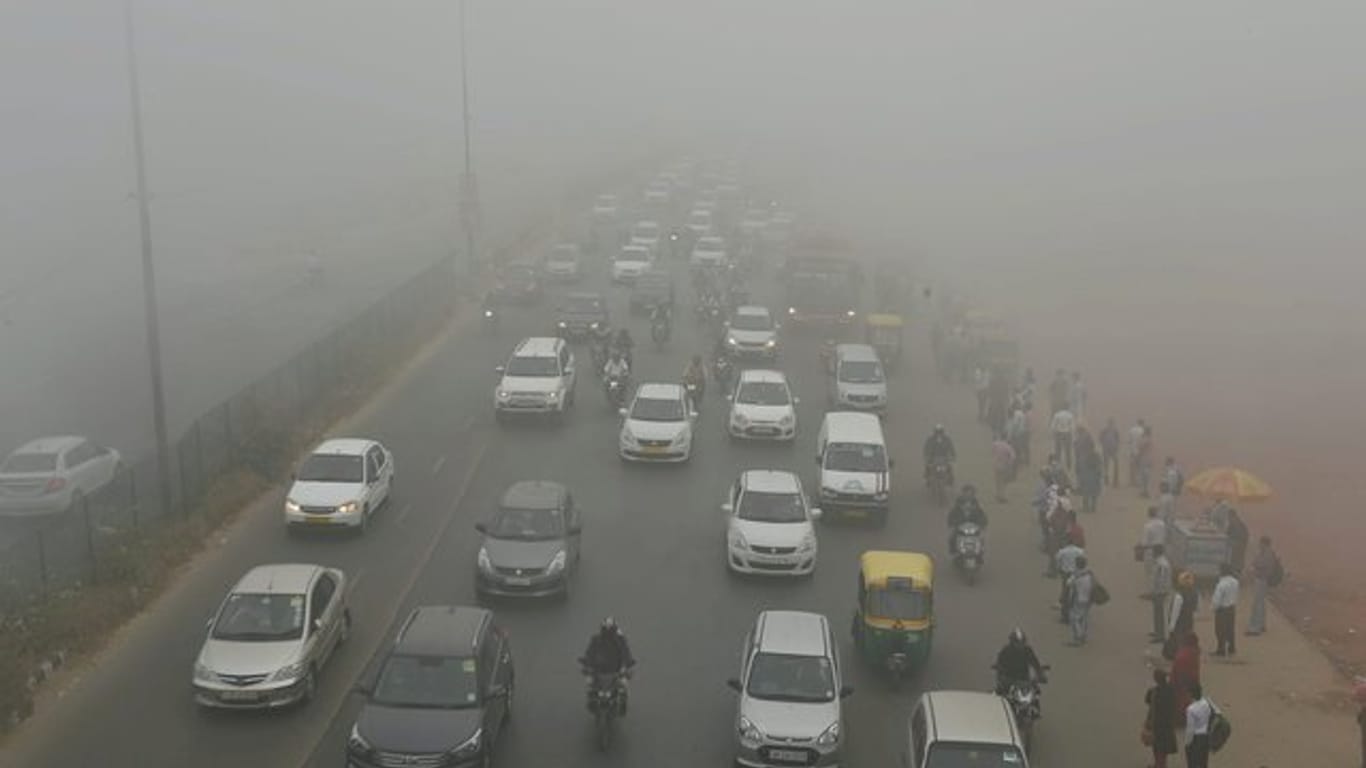Autos, Motorräder und Rikschas in Neu-Delhi: Nicht nur der Verkehr sorgt in der indischen Hauptstadt für krass überhöhte Schadstoffwerte.