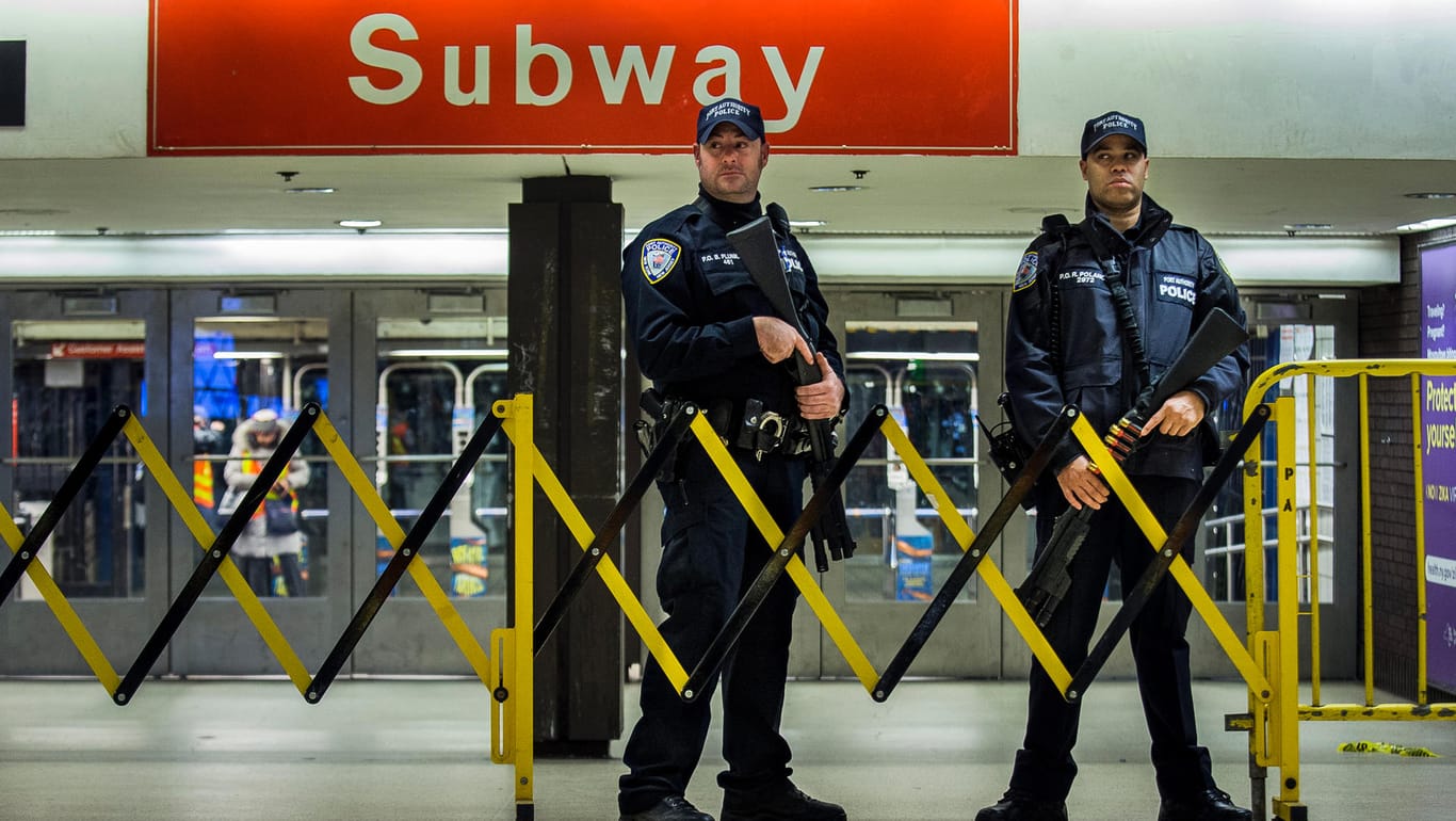 Nach dem Anschlag in New York: Schwer bewaffnete Polizisten stehen Wache im Port Authority Bus Terminal.