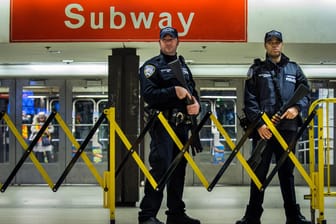 Nach dem Anschlag in New York: Schwer bewaffnete Polizisten stehen Wache im Port Authority Bus Terminal.