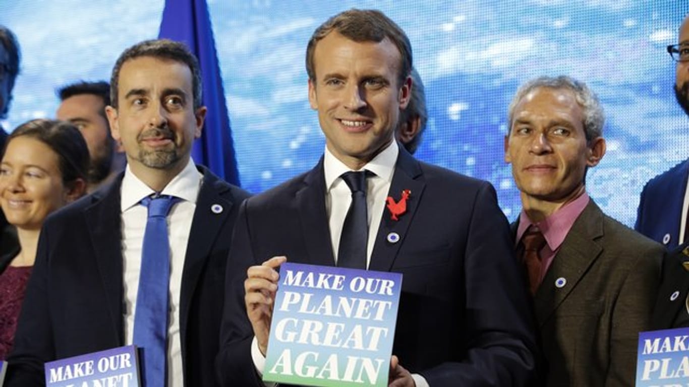 Gastgeber des Pariser Klimagipfels: Frankreichs Präsident Emmanuel Macron (M).