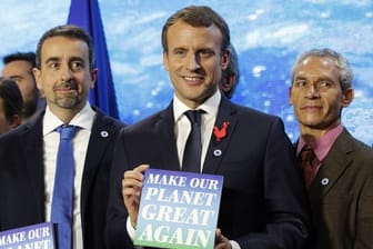 Gastgeber des Pariser Klimagipfels: Frankreichs Präsident Emmanuel Macron (M).