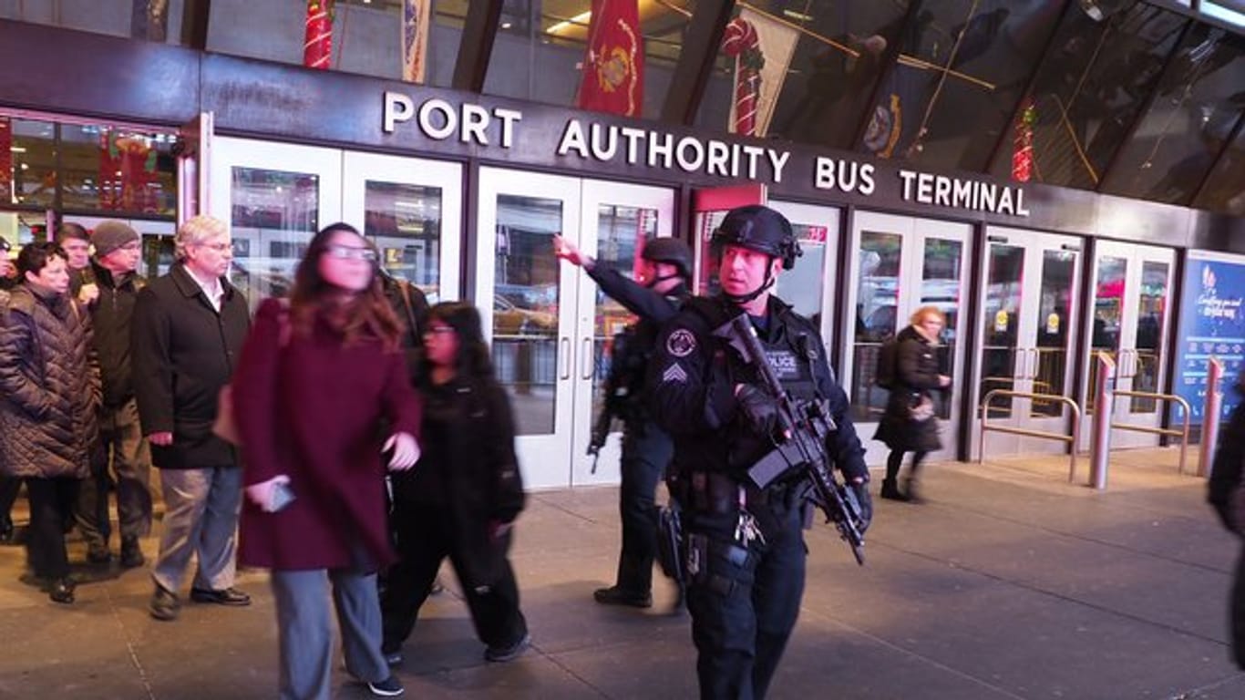 Ein Polizist vor dem Port Authority Bus Terminal in New York.