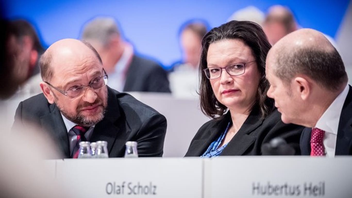 SPD-Chef Martin Schulz (l-r) im Gespräch mit Fraktionschefin Andrea Nahles und Parteivize Olaf Scholz.
