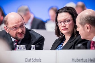 SPD-Chef Martin Schulz (l-r) im Gespräch mit Fraktionschefin Andrea Nahles und Parteivize Olaf Scholz.