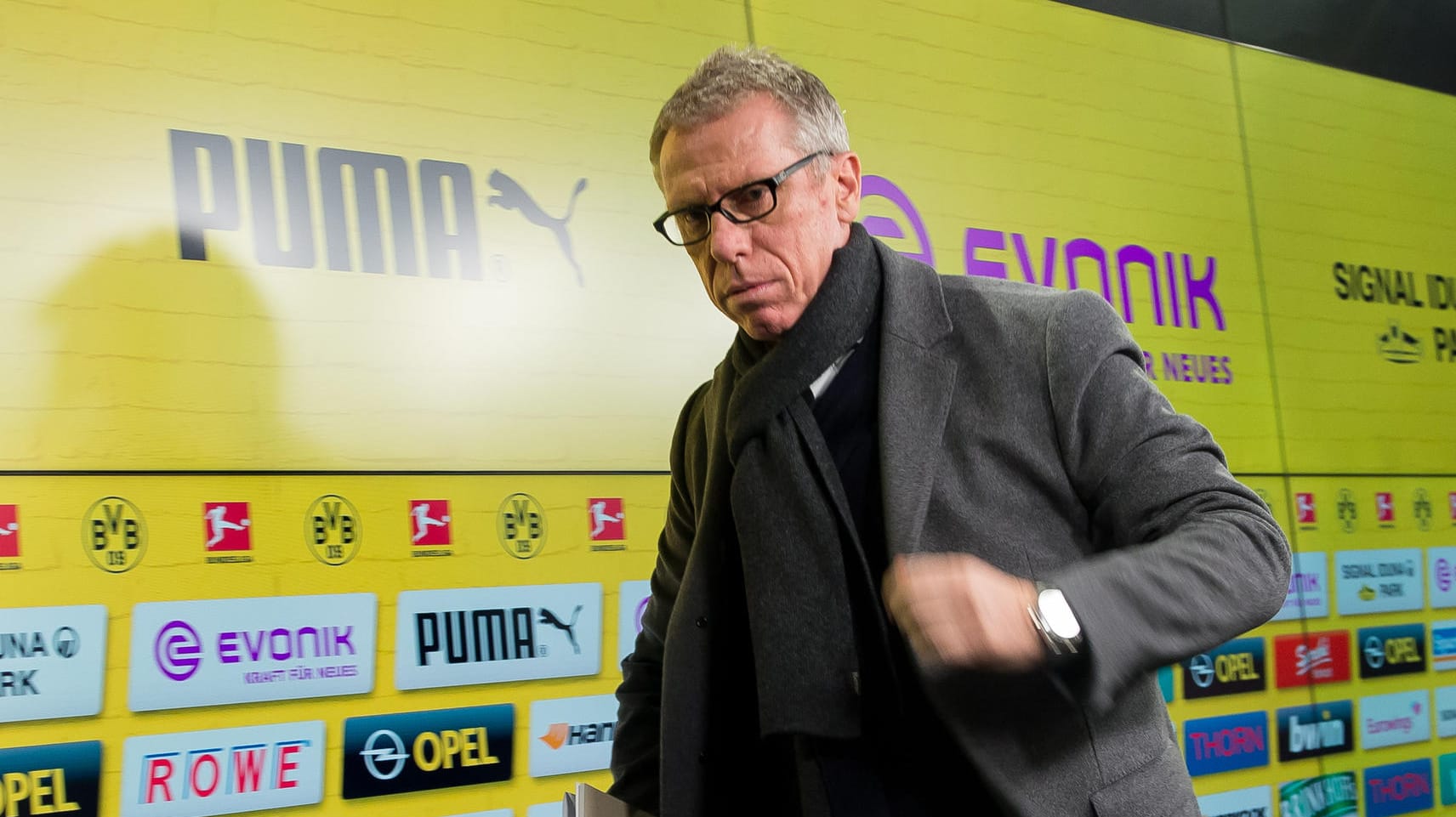 Peter Stöger wurde nur eine Woche nach seiner Entlassung in Köln als neuer BVB-Coach vorgestellt.